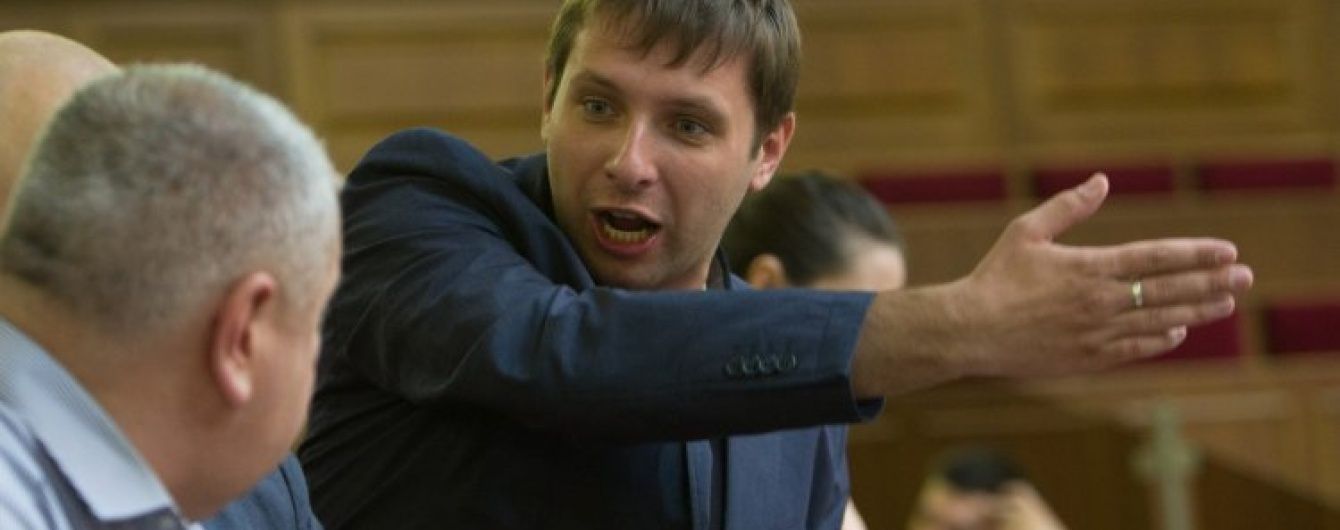 З'явилося відео, як Парасюк кидав склянки у прокурорів на суді щодо бійки на Драгобраті