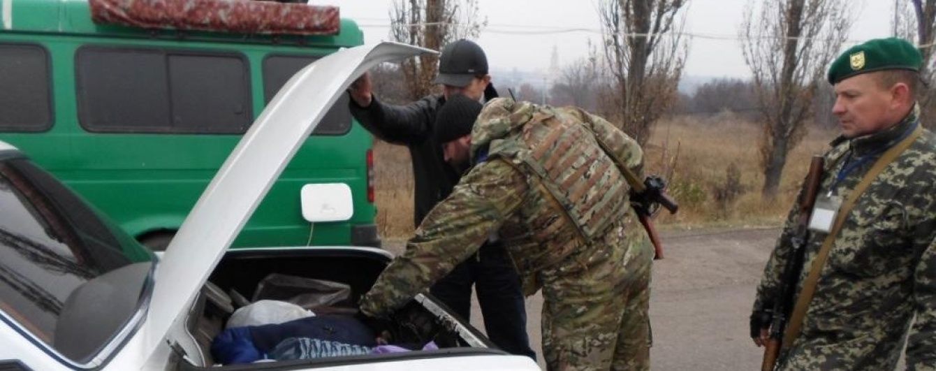 На пунктах пропуску в зоні АТО скупчилися майже 900 машин