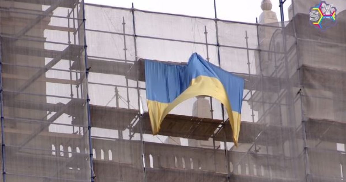 В Москве возле "покоренной" Мустангом высотки появился флаг Украины