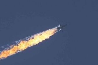 СМИ обнародовали видео падения сбитого в Турции военного самолета