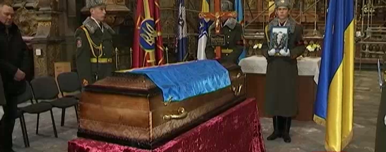 У Львові поховали військового, який загинув більше року тому під Зеленопіллям