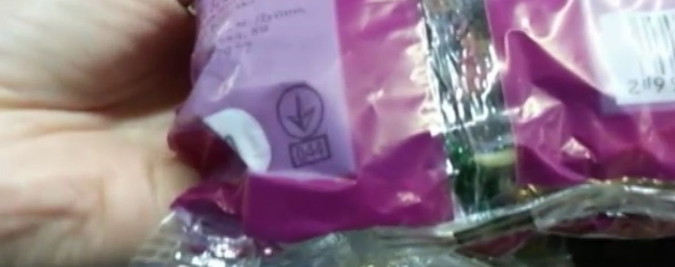 В Киеве после скандала с червями в конфетах в магазине продолжали продавать сладости с личинками