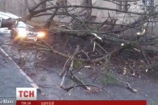 Руйнівний буревій з заходу рухається до Києва