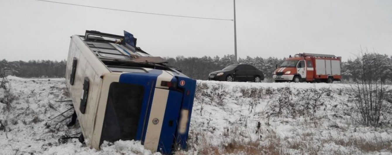 На Волині автобус із працівниками заводу з'їхав у кювет, є постраждалі