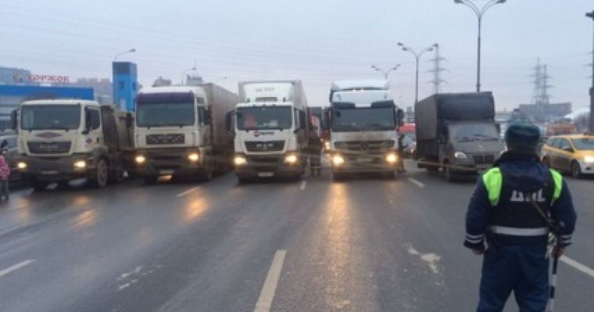 Дальнобойщики перекрыли ключевую транспортную артерию Москвы