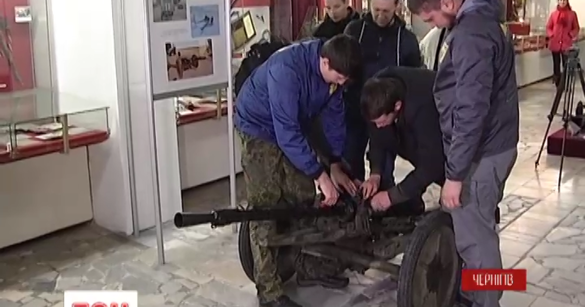 Бойцы "Азова" вернули в музей одолженный станок, с которым прошли горячие точки на Донбассе