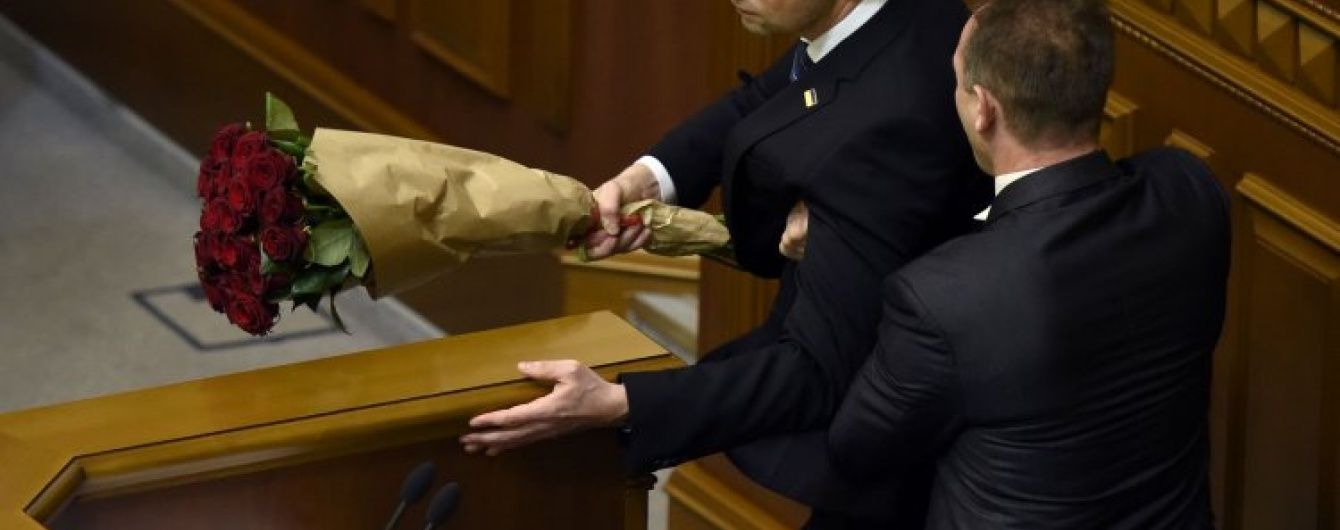 БПП повернула у фракцію Барну, який з букетом троянд накинувся на Яценюка у Раді
