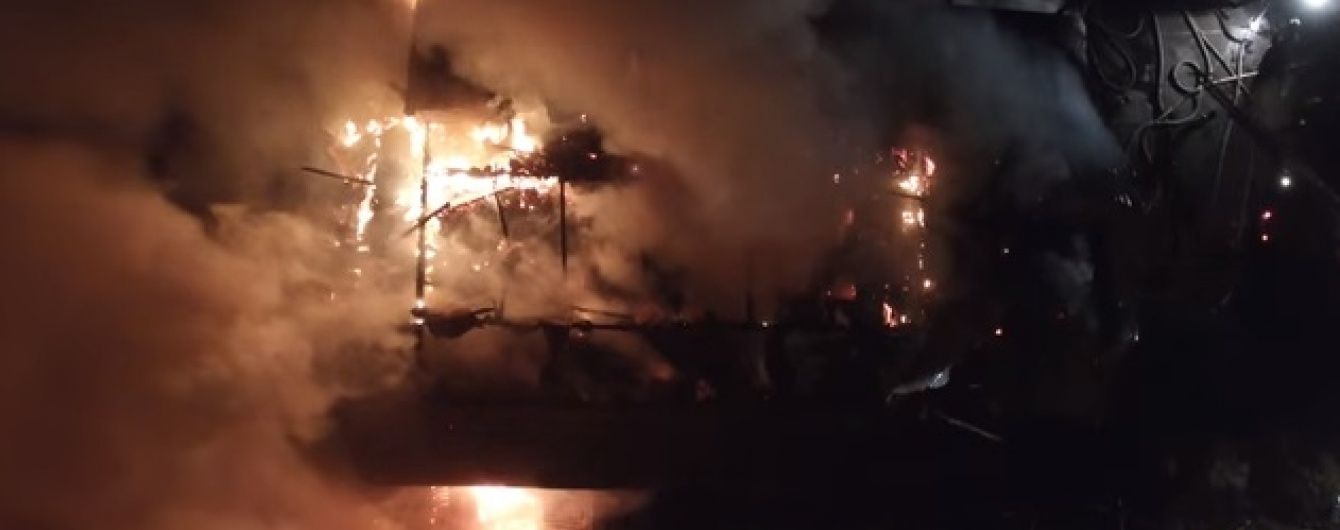 У мережі з'явилося відео пожежі ресторана "Млин" із висоти пташиного польоту