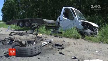 На трасі "Київ-Одеса" зіткнулися евакуатор із пасажирським мікроавтобусом