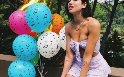 С шарами и в купальнике: Дуа Липа показала, как отметила день рождения