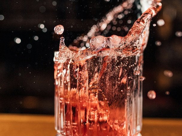 Чи шкодить газована вода зубам / © unsplash.com