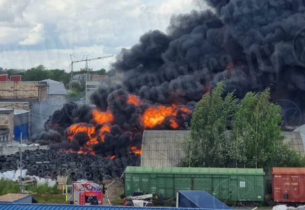 У російському Петербурзі загорівся склад автомобільних покришок / © Фонтанка.ру