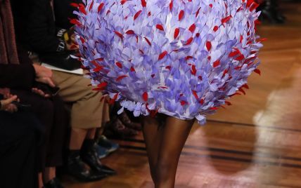 Вышивка, перья и яркие цвета: в Париже стартовала Неделя высокой моды