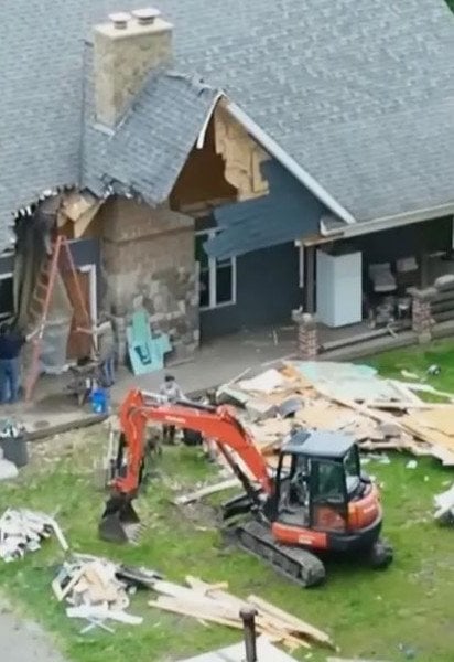 Муж разрушил дом экскаватором