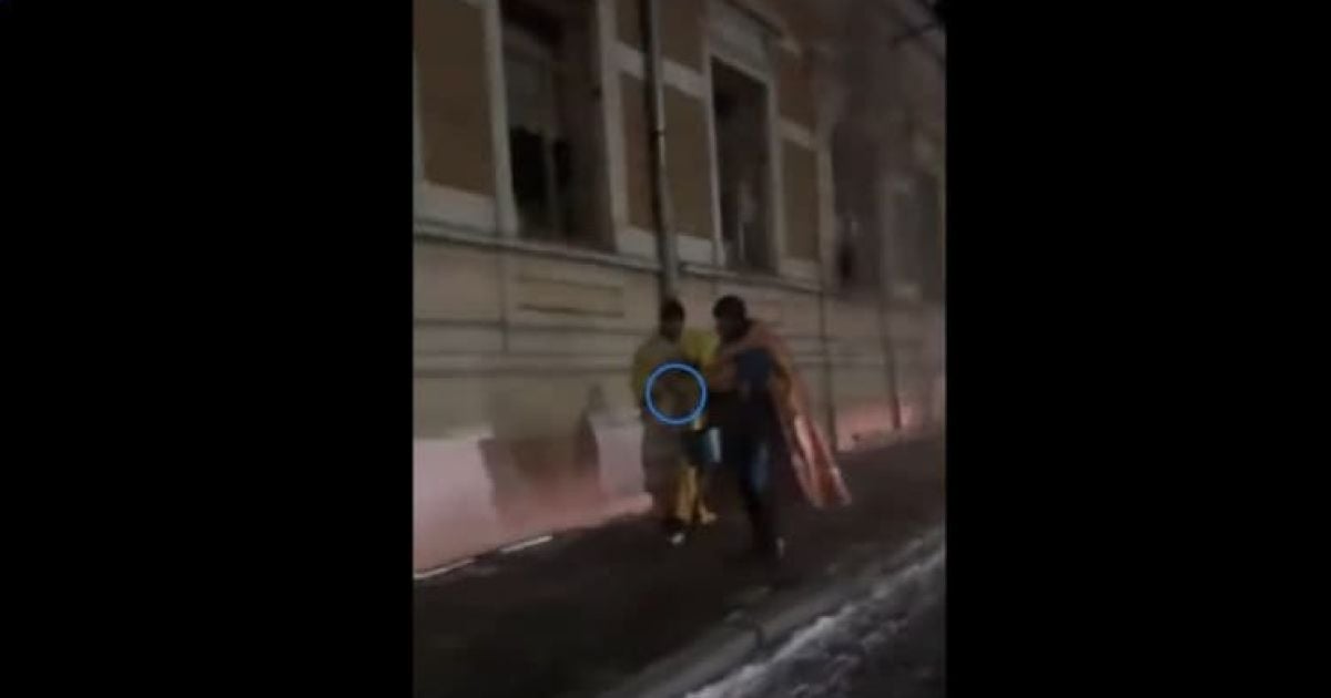 В Черновцах двое нетрезвых "послушников" в одной рясе на двоих с ведром и кропилом стали звездами Сети (видео)