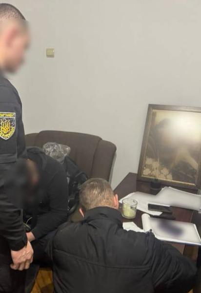 Кіберполіцейські викрили жінку, яка привласнила кошти, зібрані на закупівлю дронів для ЗСУ.