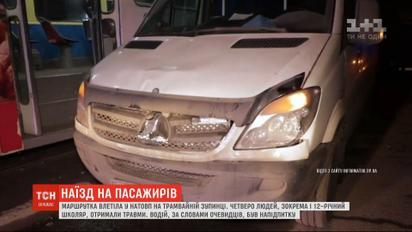 Жизнь парня, в которого на остановке влетел микроавтобус, спасают в Днепре