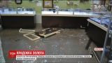Злоумышленники ограбили два ювелирных магазина в одном из ТЦ Николаева, пока охранники спали
