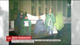 Родные украинских пленных провели ночь под дождем на асфальте, чтобы привлечь внимание депутатов