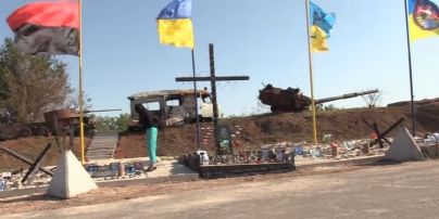 На линии огня возле Авдеевского промзоны открыли мемориал погибшим украинским бойцам