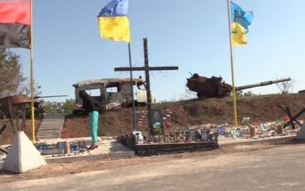 На линии огня возле Авдеевского промзоны открыли мемориал погибшим украинским бойцам