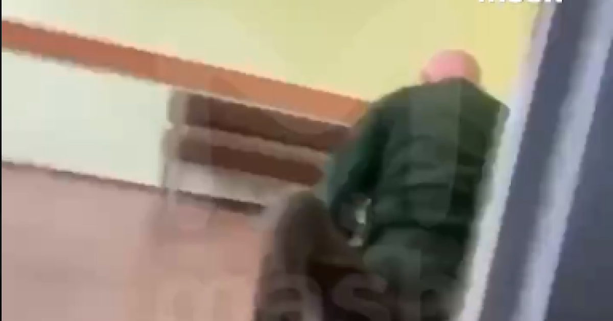 Не сподобалася зачіска: у Москві викладач витягнув учня за волосся із класу та побив (відео)