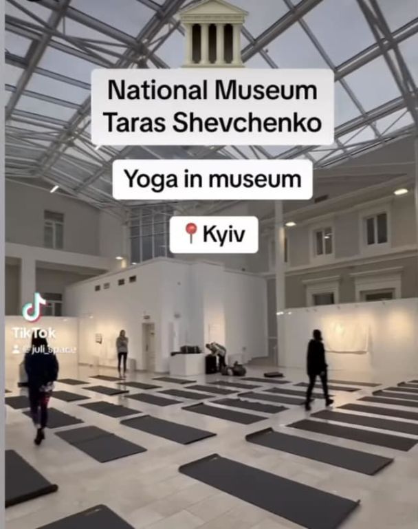 Фотографии о войне просто завесили простынями / © скриншот с видео
