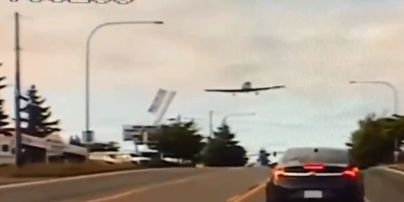 У Вашингтоні літак віртуозно приземлився на трасу зі жвавим рухом