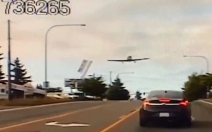 У Вашингтоні літак віртуозно приземлився на трасу зі жвавим рухом