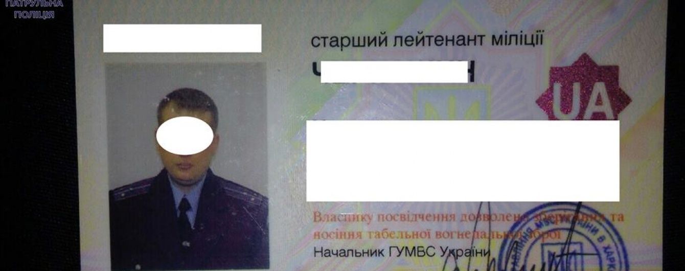 У Львові п'яний міліціонер плював на патрульних та вимахував ногами