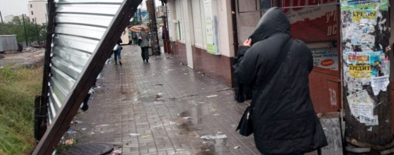 Вночі негода залишила півтори сотні населених пунктів без світла