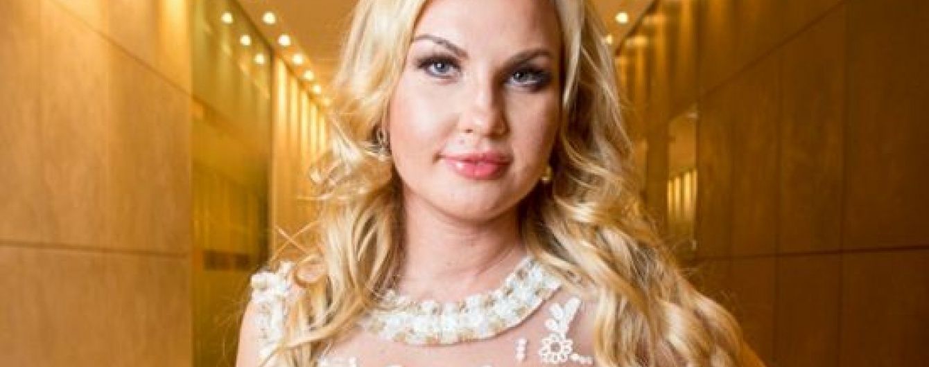 Відверта Камалія оголеною позувала у ванні з шампанським