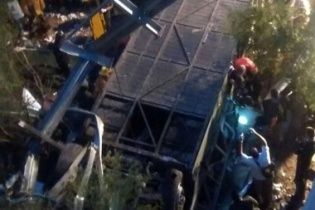 В Аргентині автобус із поліцейськими зірвався в урвище: десятки загиблих