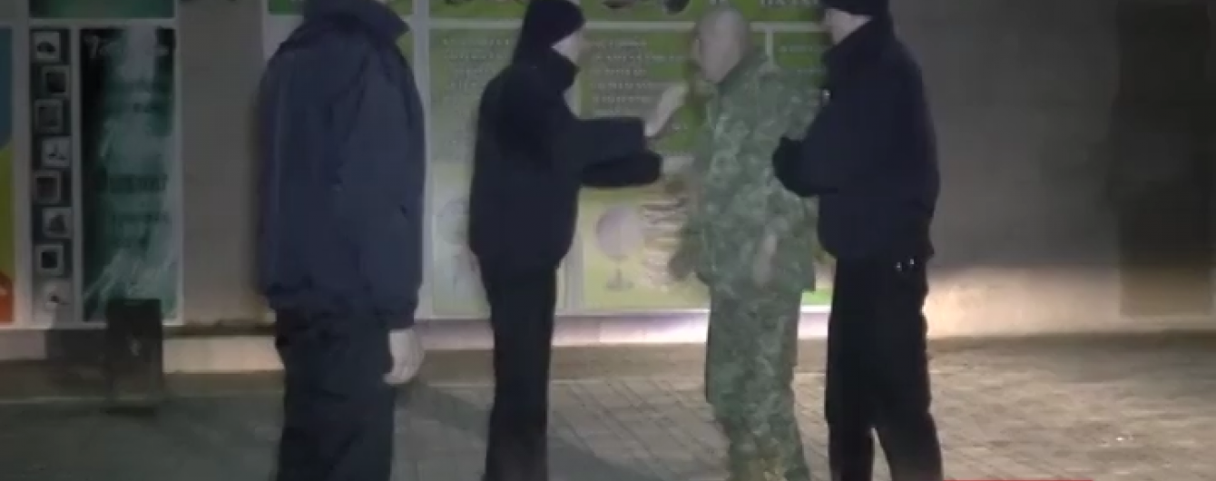 У Миколаєві п'яний військовий із ножем накинувся на перехожих