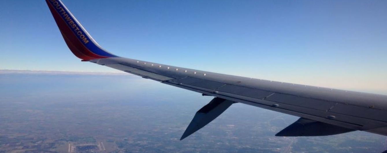 У США екстрено приземлився літак: у лайнера відвалилася частина крила