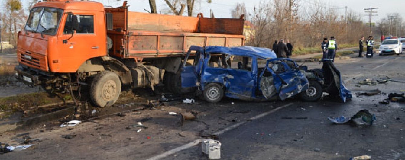 У Рівному поліцейський влаштував потрійну ДТП із вантажівкою