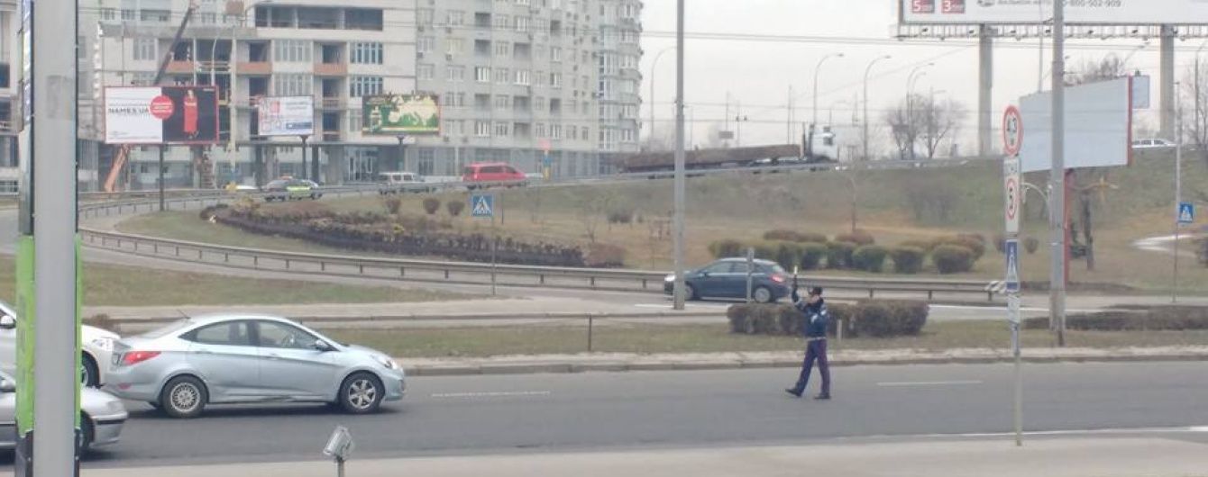 Для кортежа Яценюка перекрывают дорогу работники старой ГАИ