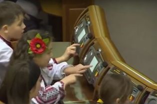 Діти загиблих бійців АТО "проголосували" в Раді за мир