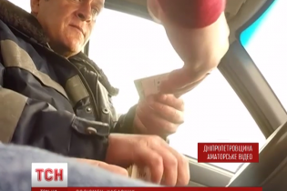 На Дніпропетровщині оскандалилися поліцейські, які за 2000 грн відпустили водія напідпитку