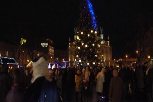 У Львові урочисто відкрили 20-метрову новорічну ялинку