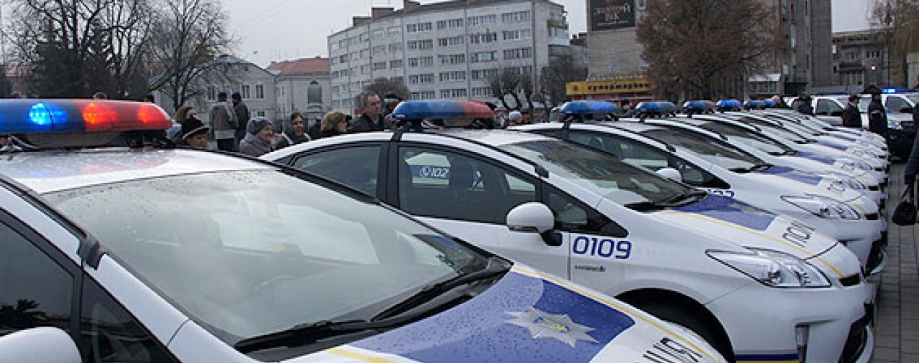 У Києві жінка "в стресі" покатала на капоті одного поліцейського та вкусила іншого