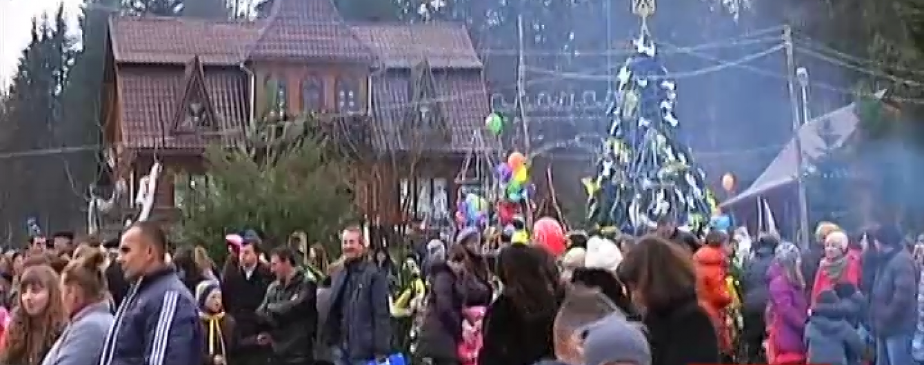 Ватра з Вифлеємського вогню, ялинка та казкові будинки: як святкують у резиденції Святого Миколая в Карпатах