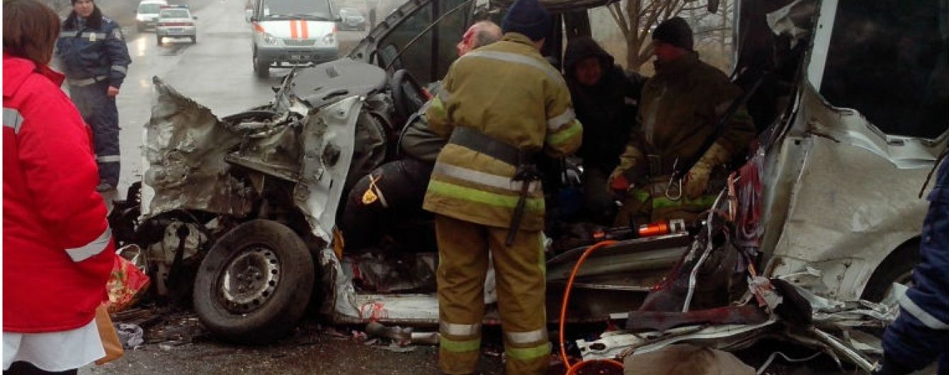 На Дніпропетровщині внаслідок страшного зіткнення мікроавтобуса і вантажівки загинули три людини