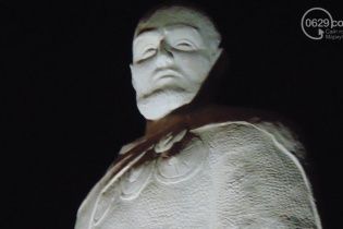 У Маріуполі замість поваленого Леніна з'явився пам'ятник легендарному князю