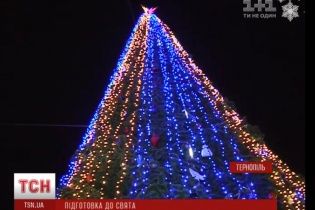 У Тернополі встановили патріотичну ялинку, яку "загорнули" в український стяг