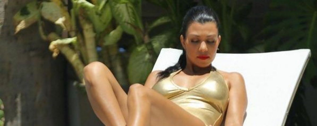Сестра Кім Кардашян у золотистому купальнику показала струнку фігуру