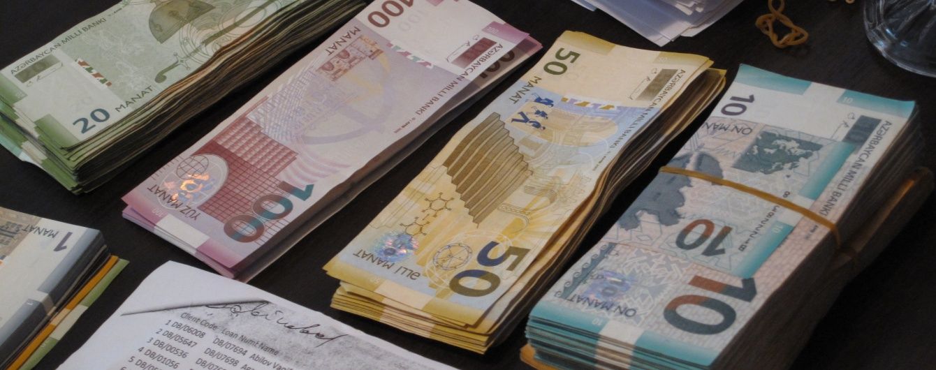 В Азербайджані відпустили у вільне плавання нацвалюту й вона одразу знецінилася в півтора разу