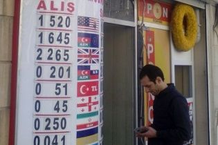 Через обвал нацвалюти в Азербайджані закриваються магазини та не працюють обмінники