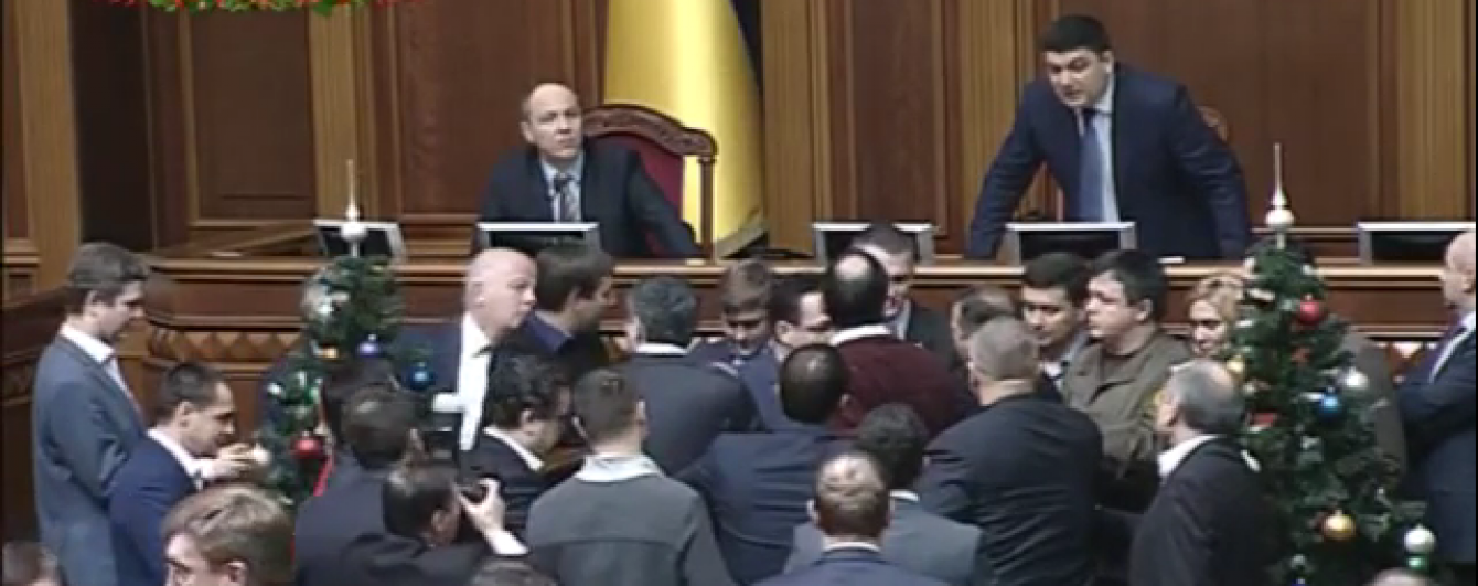 Народні депутати заблокували трибуну Ради
