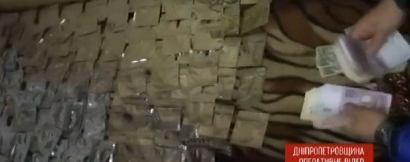 У Кривому Розі на багатолюдній зупинці вільно торгували галюциногенними сумішами